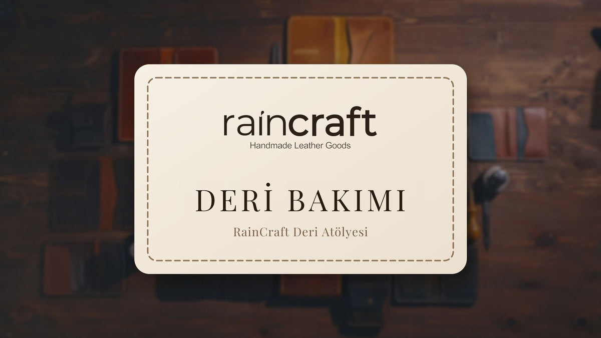 RainCraft Deri Bakımı kartı, deri ürünlerin durduğu atölye masası üzerinde